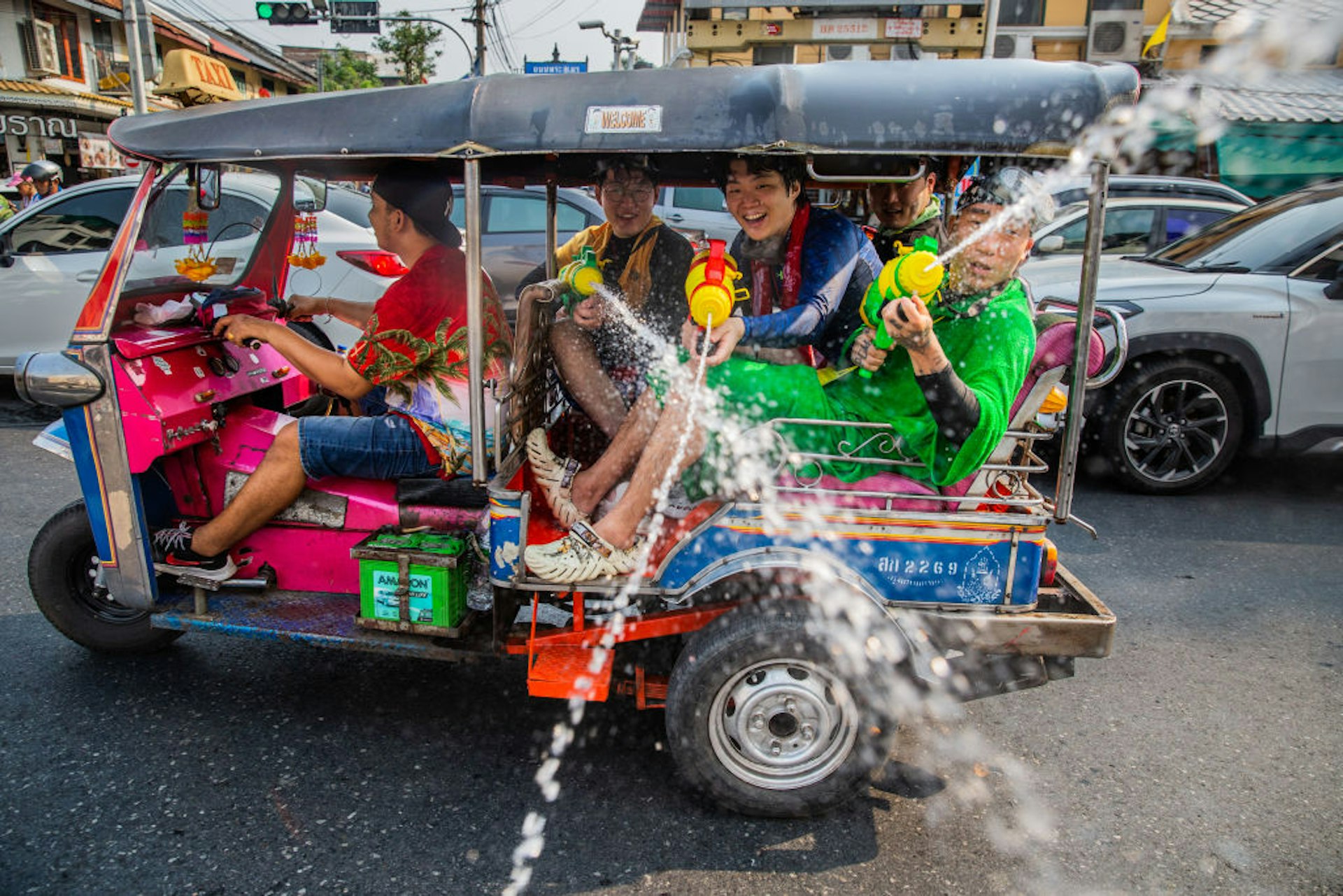 泰国曼谷泼水节期间，游客在考山路的嘟嘟车上喷水枪。