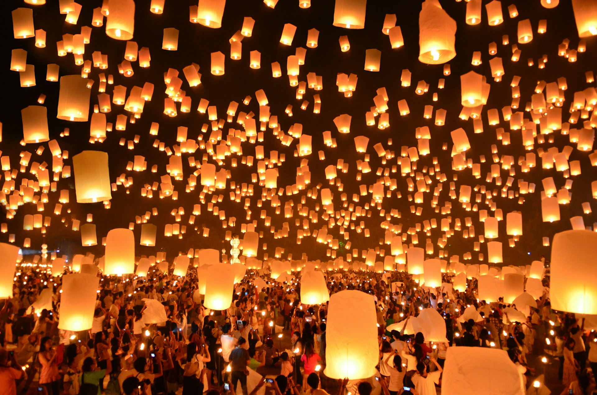 作为水灯节的一部分，数十盏点燃的灯笼漂浮在泰国黑暗的天空中